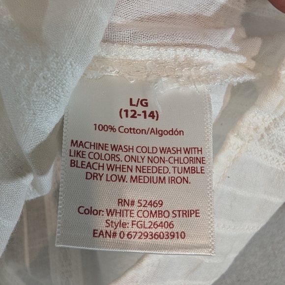 Sleeveless White Button-Up Blouse - Picture 9 of 9